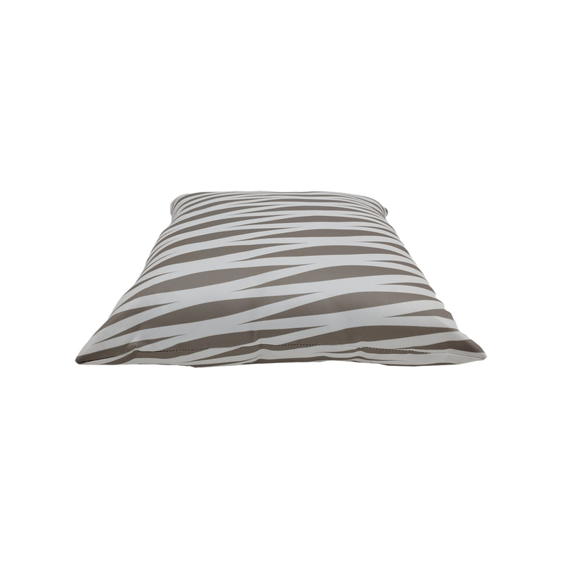 F-CW122-SI 40cm x 40cm Sansa Cushion in silver & white printed fabric
