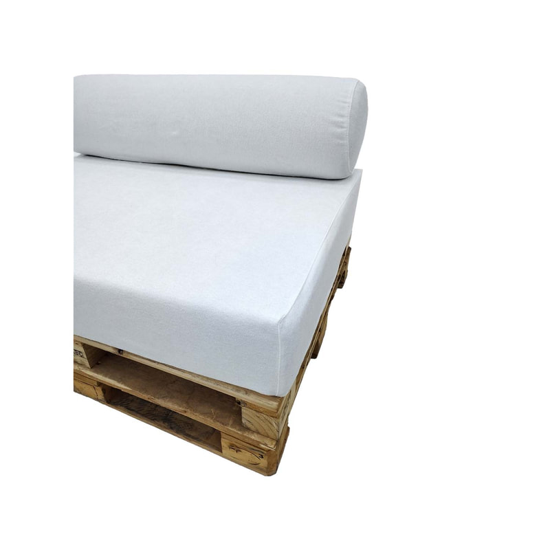 Type 1 Pallet sofa with off-white cushion
