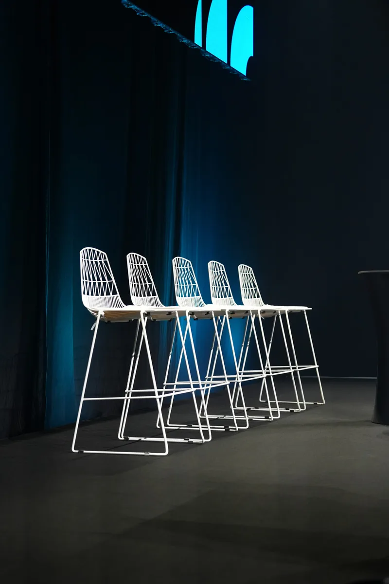 Contemporary event furniture supporting conferences across the UAE.